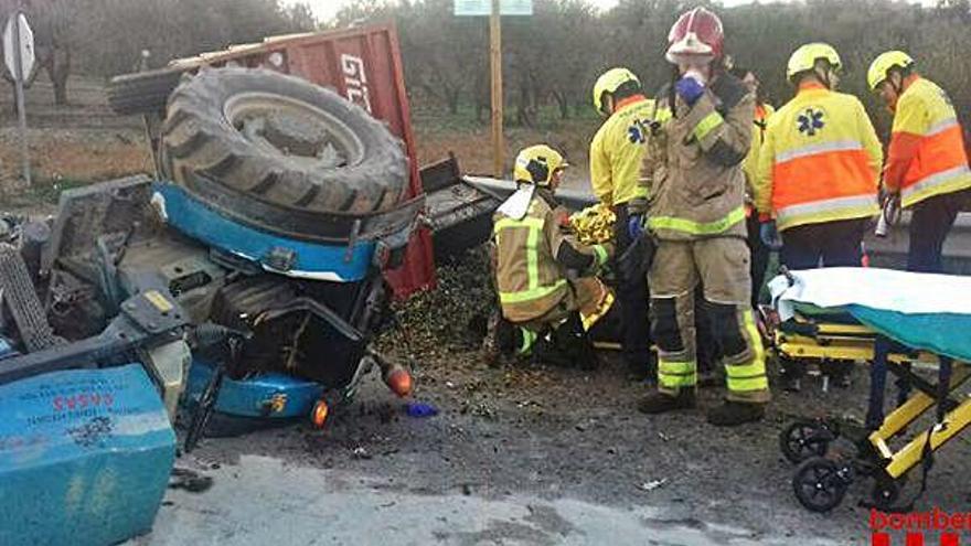 Els Bombers atenent el conductor atrapat al tractor