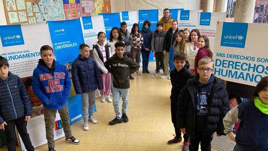 Alumnos y docente del CEIP Andrés Baquero en la exposición ‘Mis derechos son...’ de UNICEF, que se puede visitar en el centro.