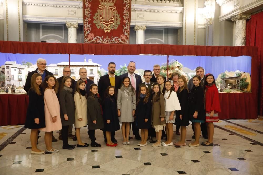 La fallera mayor infantil, Sara Larrazábal, y su corte de honor han sido las encargadas de inaugurar la muestra.