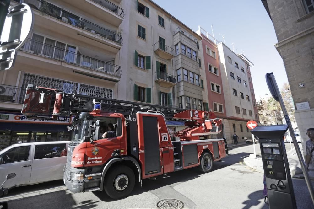 Arde una buhardilla junto a los juzgados de Vía Alemania