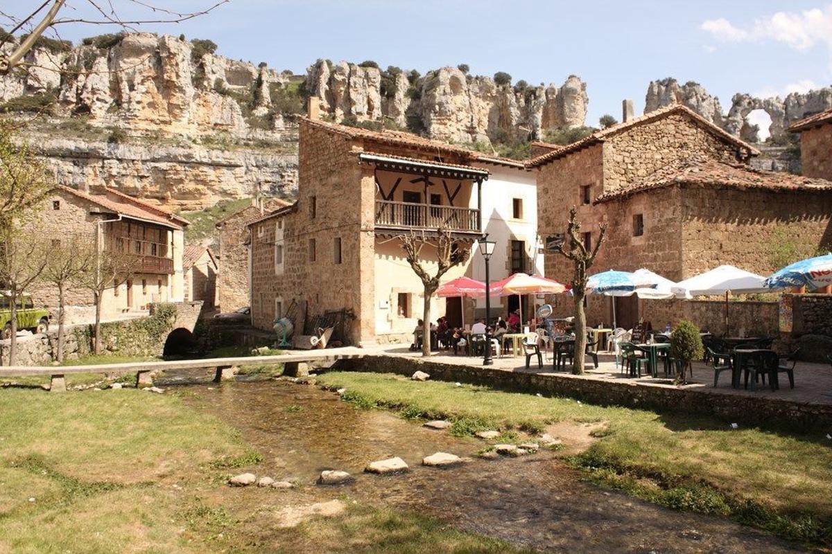 Vista del cañón de agua que cruza Orbaneja del Castillo, en Burgos.