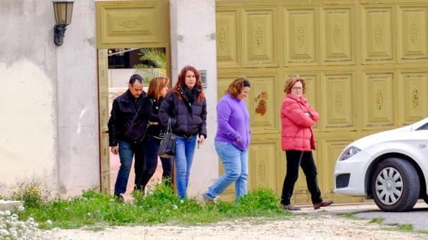 Las amigas, uno de los hijos y la nuera de la exalcaldesa de Novelda tras conocerse la sentencia.