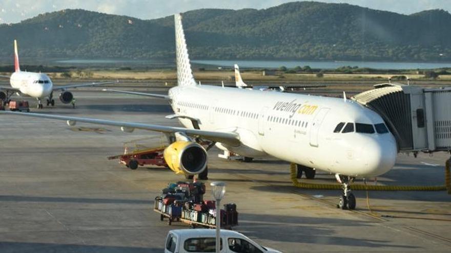 El aeropuerto de Ibiza gestiona el paso de casi mil aviones en apenas tres días