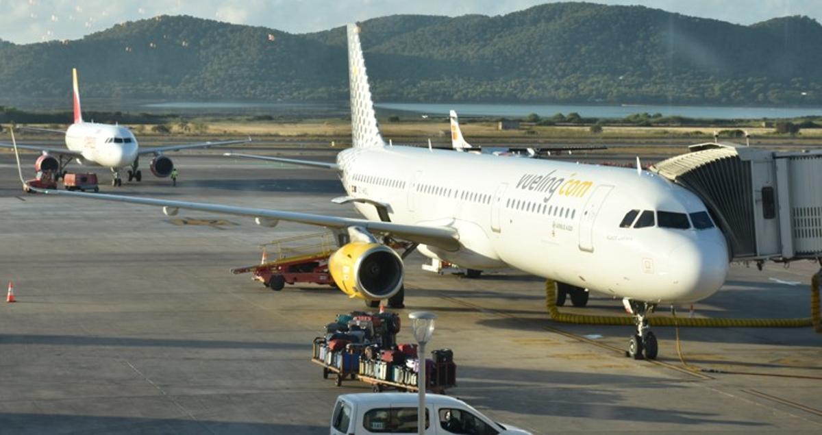 El aeropuerto de Ibiza gestiona en tres días casi mil aterrizajes y despegues