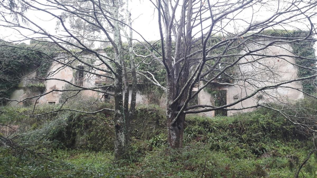 Una de las fachadas del pazo de Baldomir, en Bergondo.
