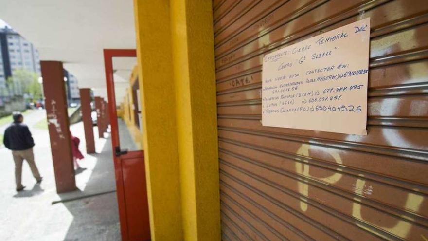 Cartel colocado en la entrada del centro García Sabell que anunciaba su cierre.