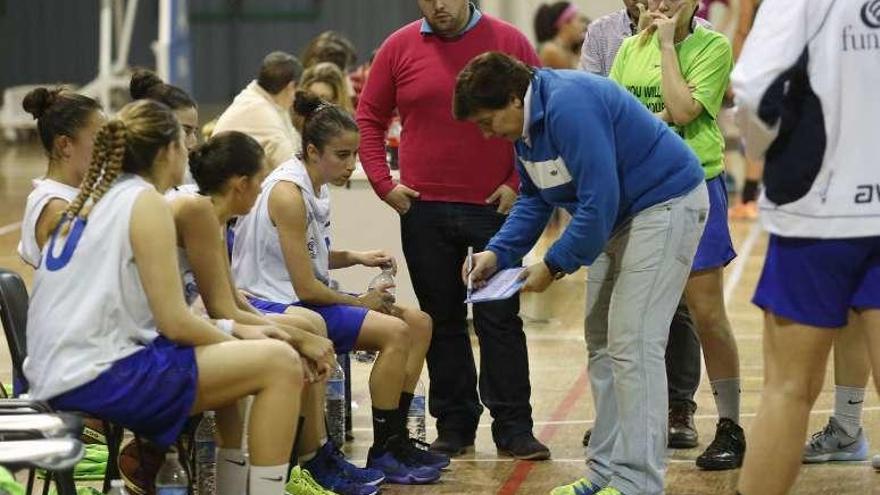 El equipo avilesino durante un tiempo muerto.