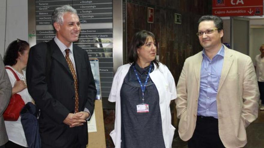 Patricio Muñoz, Amalia Franco y Crisanto Alonso, ayer, en el Hospital de Jarrio.