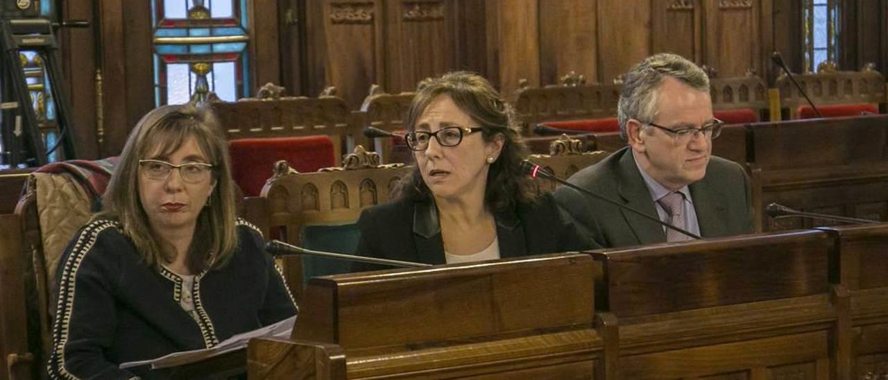 Belén Fernández, entre la secretaria general técnica de la Consejería de Infraestructuras, Isabel Castaño, y el director general de Calidad Ambiental, Manuel Gutiérrez.