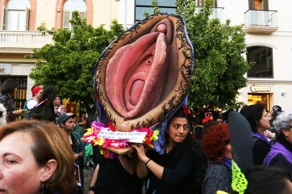 Cientos de personas se sumaron este miércoles a la marcha para conmemorar el Día Internacional de la Mujer. A la manifestación, que se inició en la Plaza de la Constitución a las 19.00 horas, acudieron asocaciones de mujeres como las Kellys de Málaga, Resistencia Feminista o el Movimiento Feminista Asociativo de Málaga