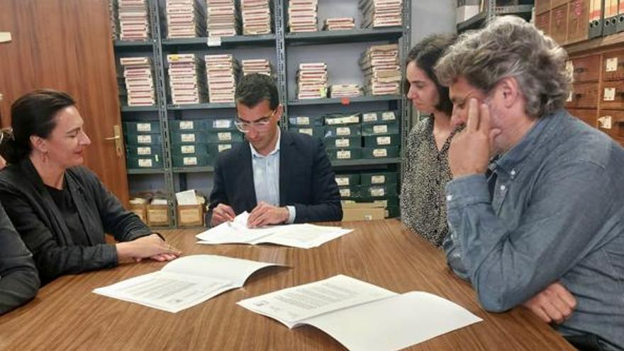 El Govern y Casa Planas firman un protocolo para conservar y digitalizar el archivo fotográfico de Josep Planas