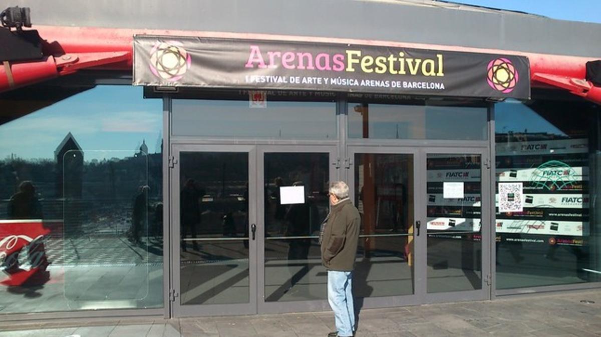 Un visitant del centre comercial Les Arenes llegeix la nota informativa sobre la cancel·lació de l’espectacle ’Peter Pan’. Un visitant del centre comercial Les Arenes llegeix la nota informativa sobre la cancel·lació de l’espectacle ’Peter Pan’.