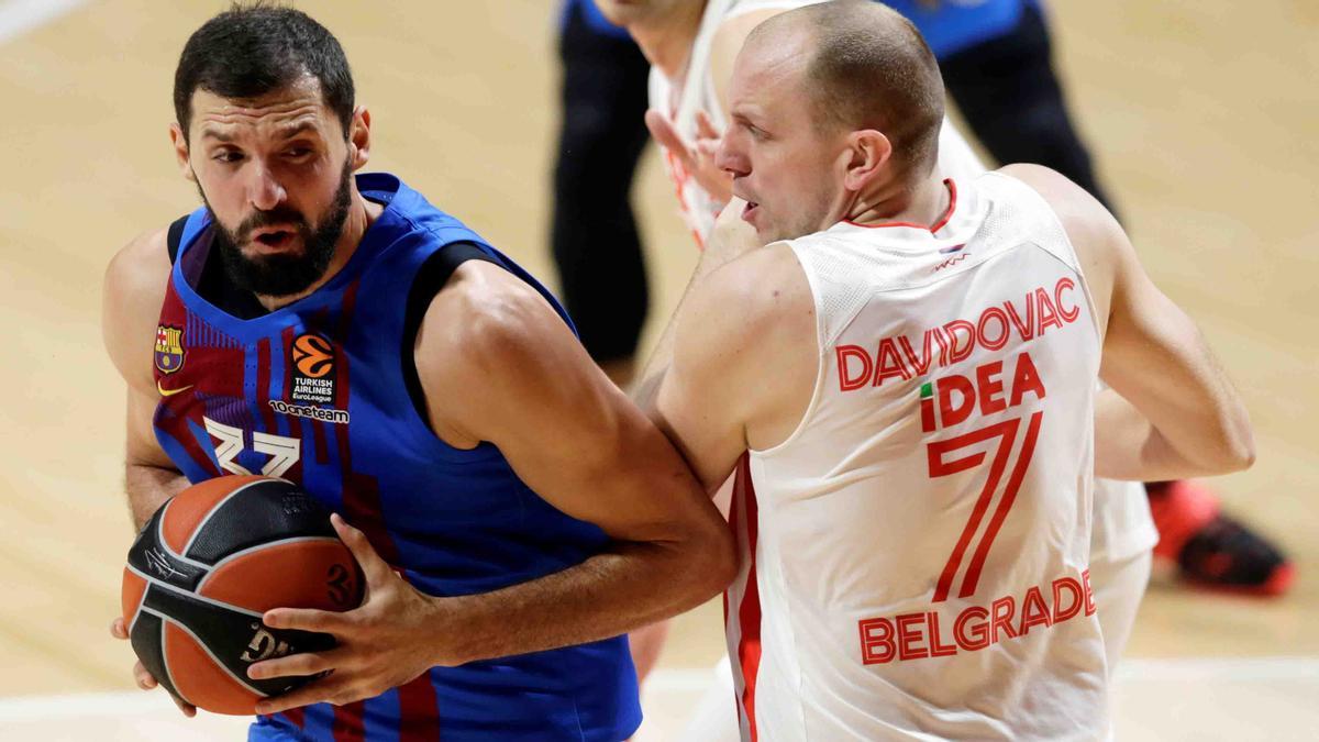 Nikola Mirotic trata de zafarse de Dejan Davidovac