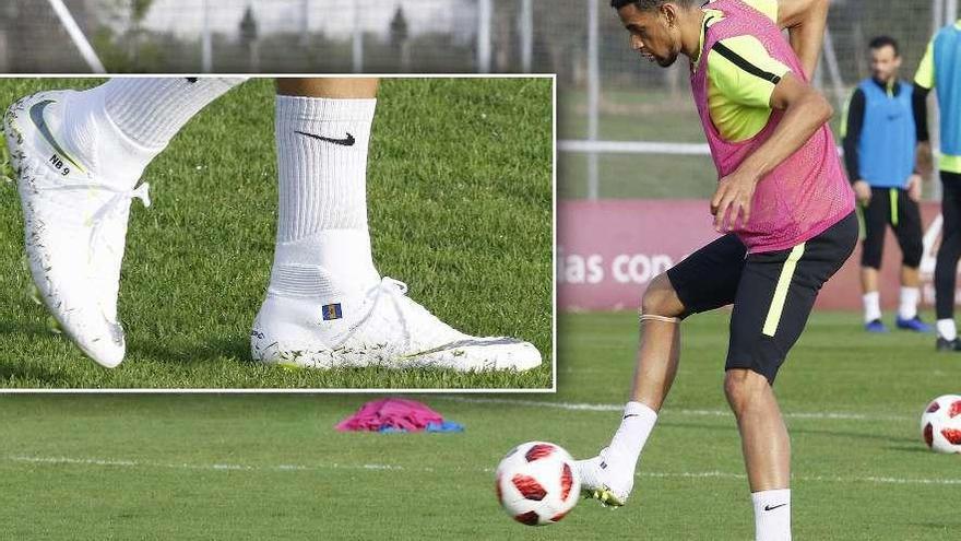 Blackman, durante el entrenamiento de ayer. En el recuadro, la bandera de Barbados bordada en sus botas.