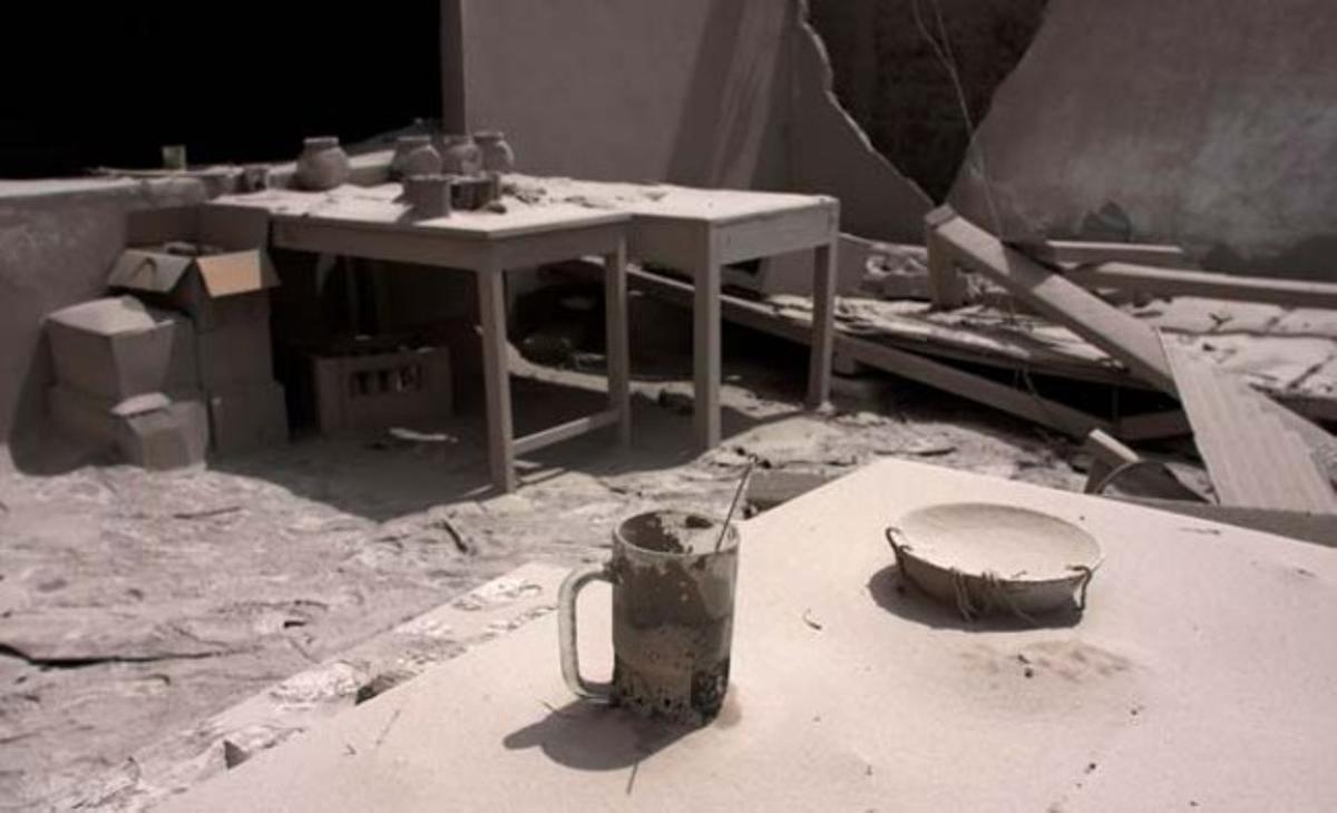 Les cendres volcàniques cobreixen aquesta habitació a Yogyakarta, a l’illa de Java (Indonèsia). En els últims dies, l’erupció del volcà Merapi ha provocat desenes de morts.