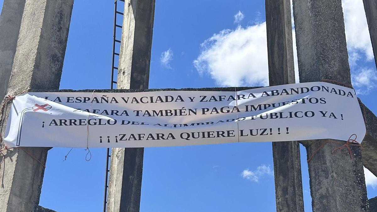 Pancarta colocada por vecinos de Zafara reclamando más alumbrado