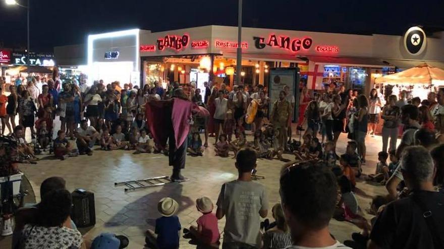 Una de las actuaciones del teatro de calle que se celebra en la playa del Arenal de Xàbia  levante-emv