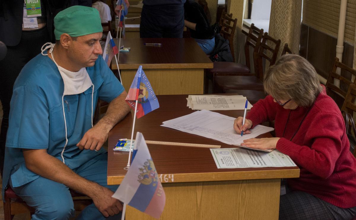 Luhansk (Ukraine), 23/09/2022.- A doctor attends a referendum at a polling station in Luhansk, Ukraine, 23 September 2022. From September 23 to 27, residents of the Donetsk People’s Republic, Luhansk People’s Republic, Kherson and Zaporizhzhia regions will vote in a referendum on joining the Russian Federation. Russian President Vladimir Putin said that the Russian Federation will ensure security at referendums in the DPR, LPR, Zaporizhzhia and Kherson regions and support their results. (Rusia, Ucrania) EFE/EPA/STRINGER