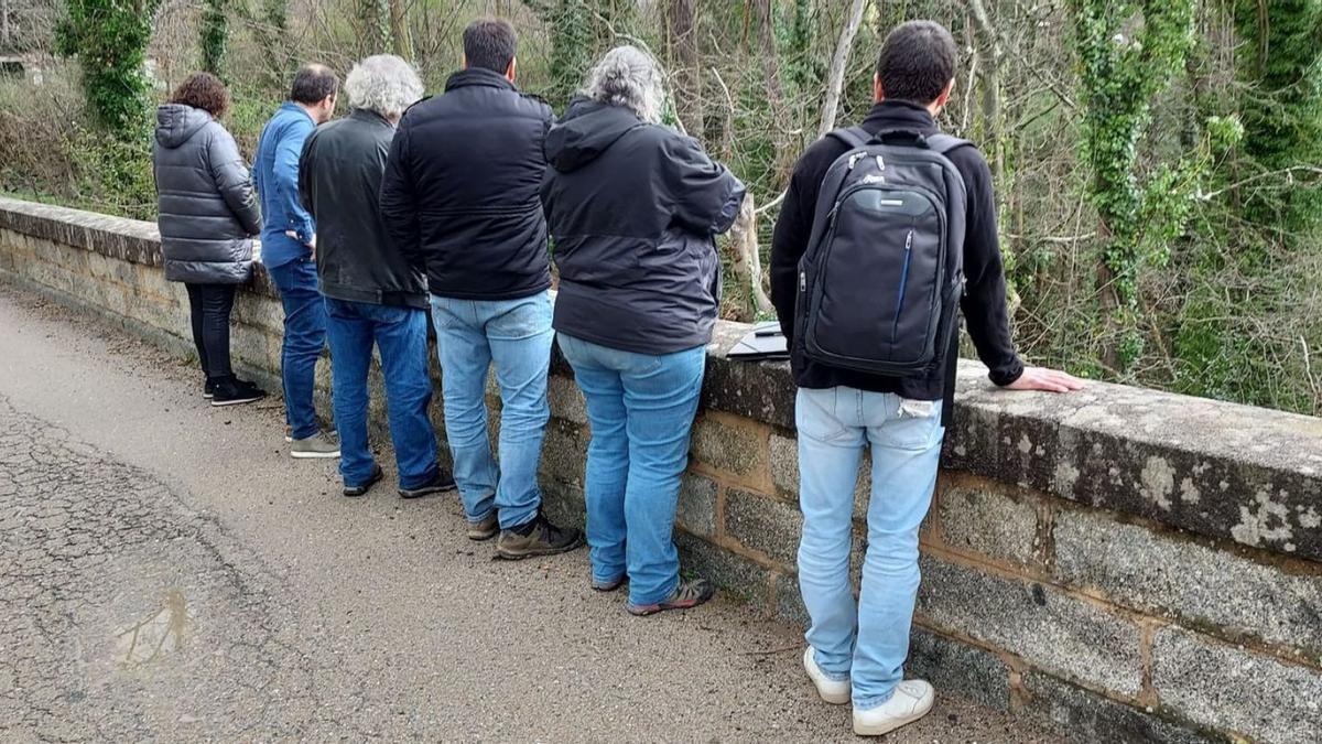 Els tècnics i l’alcaldessa han mantingut una trobada «in situ», al pont de l’Ardenya