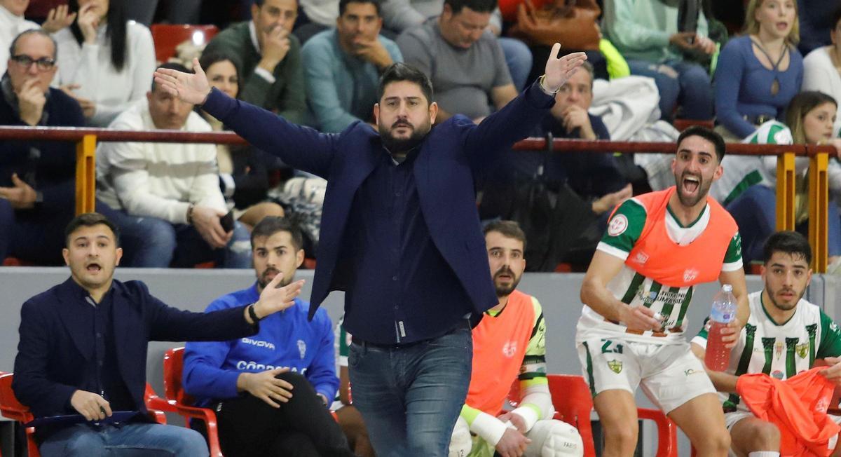 Josan González, en su etapa en el banquillo del Córdoba Futsal.
