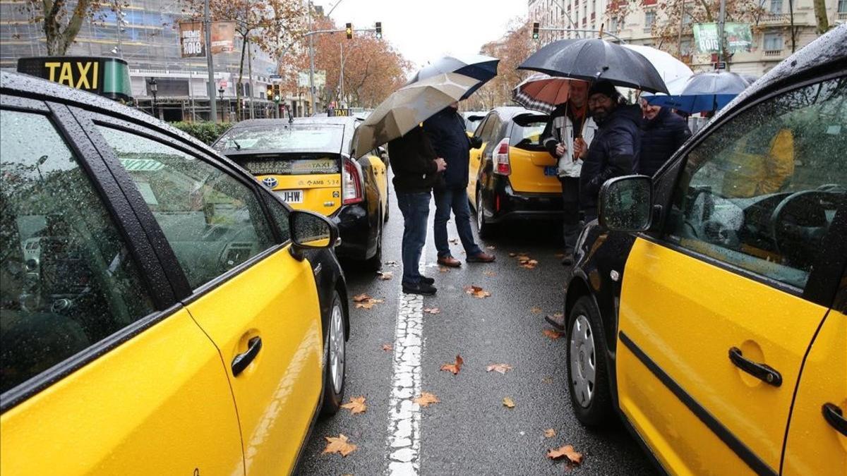 Taxistas en la Gran Via de Barcelona, en el tercer día de huelga