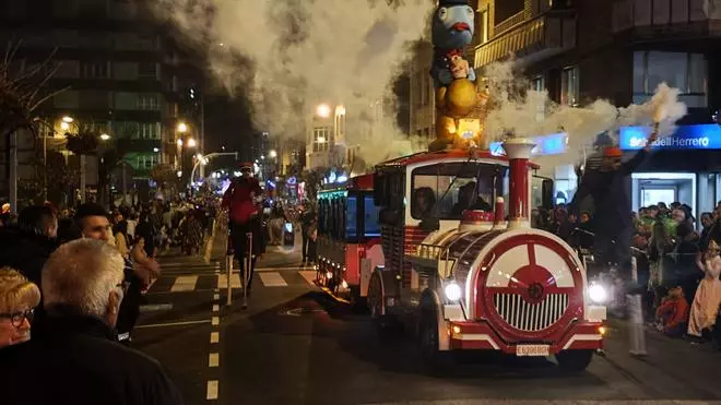 Así es el Antroxu de Mieres, con la truchona, Abba y hasta Depredador por las calles