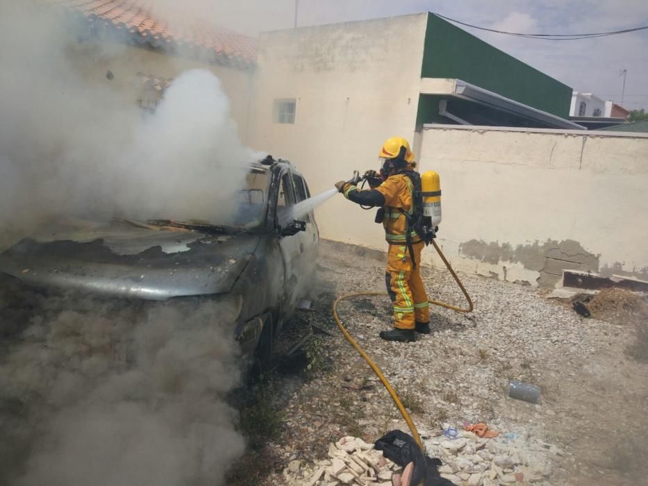 Intervención de los bomberos en la calle Pío Baroja de Torrevieja