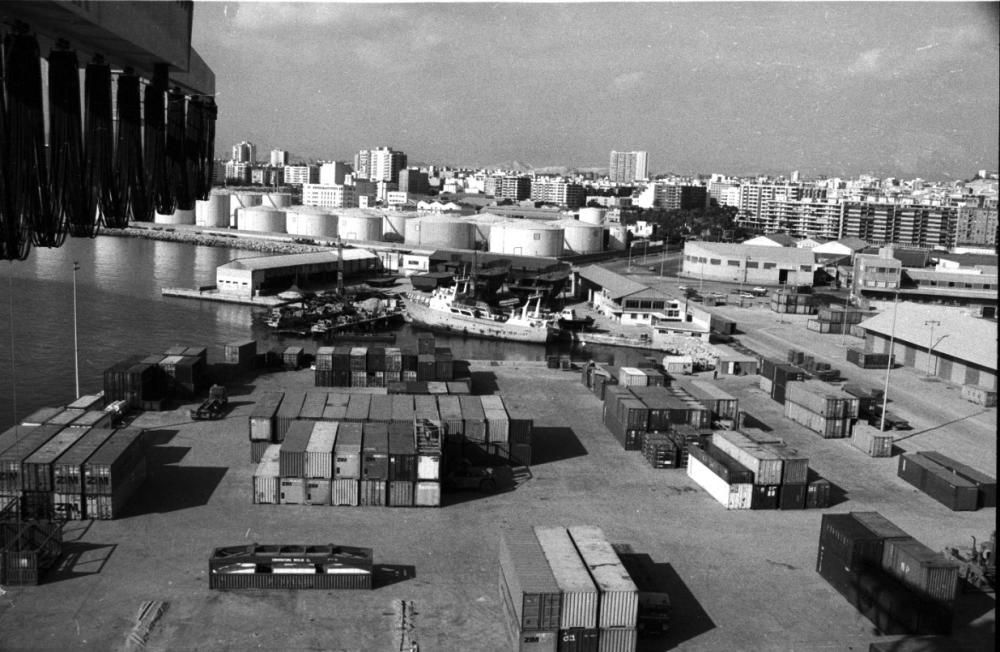 Los muelles, ahora en el centro de la polémica, ya trabajaban hace décadas con los materiales que rechazan los vecinos del entorno portuario