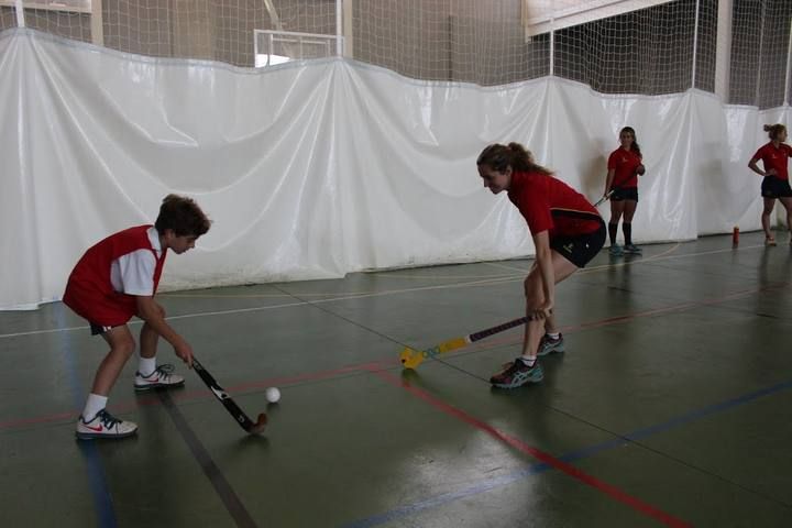 La selección española de hockey se entrena con alumnos del American School of Valencia de Puzol