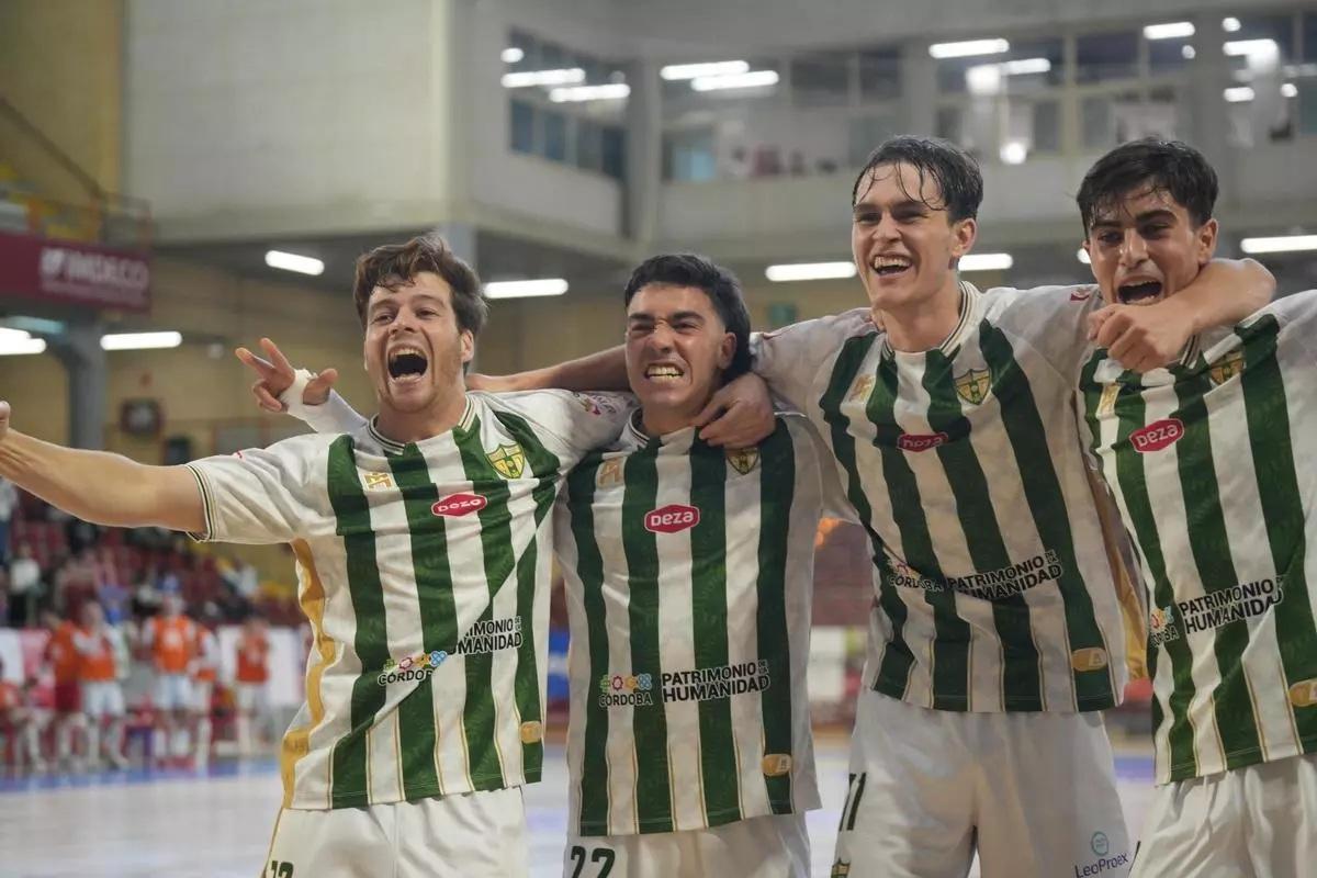 Titi del Rey, segundo izquierda, en la celebración de un gol.