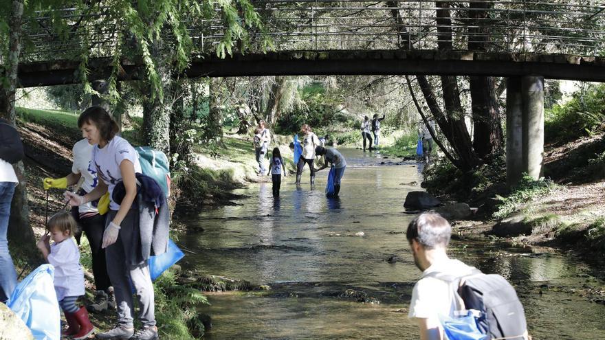 Compostela ‘móllase polos ríos’ e recolle 100 kg de lixo do Sarela