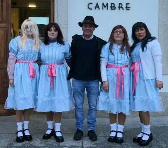Desde la izquierda, María Pan, María Carmen Pan, Ramón Boga, Mónica Varela y Landa Díaz, disfrazadas ellas, en Carnaval, de "las niñas de 'El Resplandor'", como se conoce en redes y foros políticos a la secretaria y la interventora municipales.