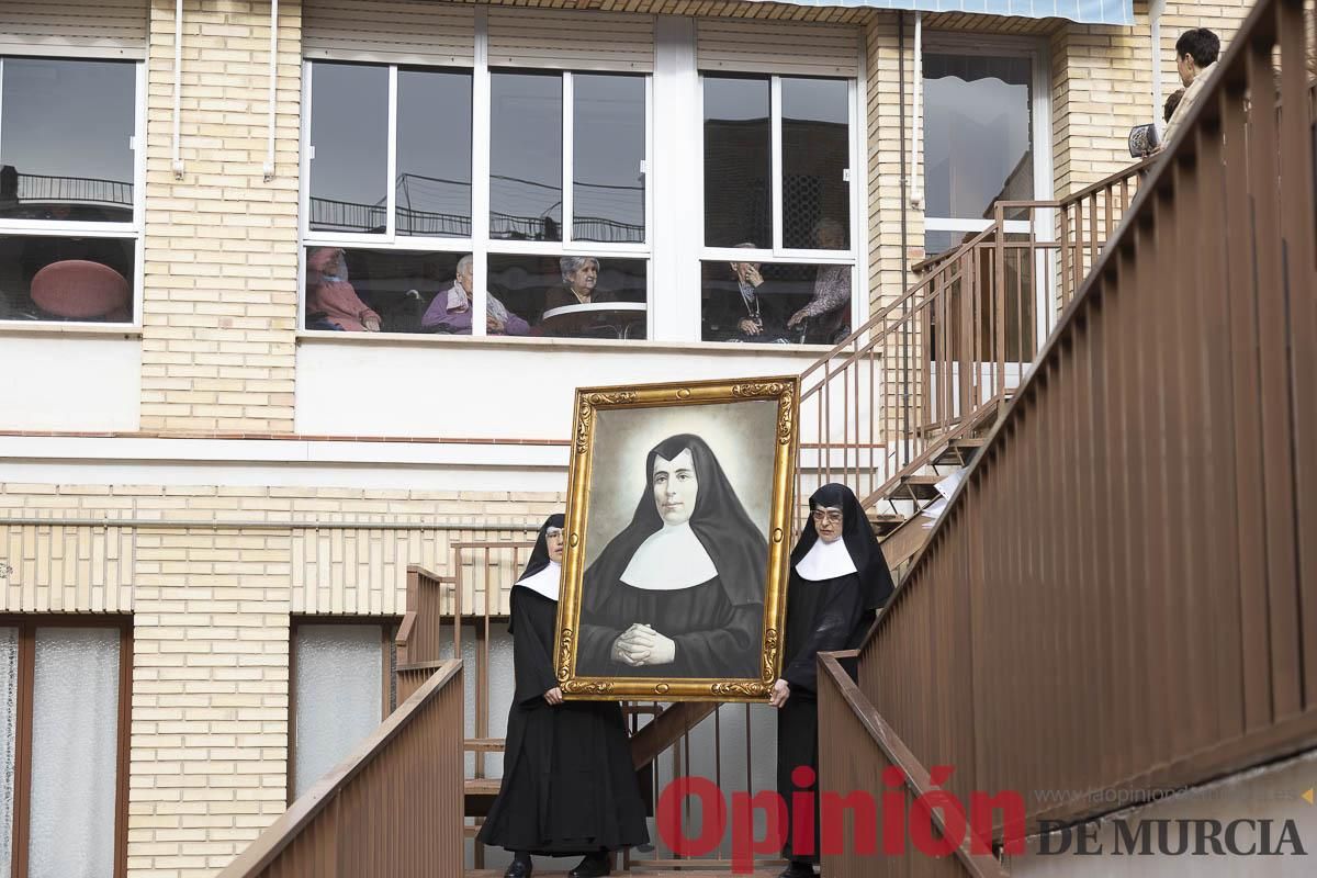 Así ha sido el traslado del cuatro y la reliquia de Santa Teresa de Jornet desde el Asilo hasta la Parroquia de la Concepción en Caravaca