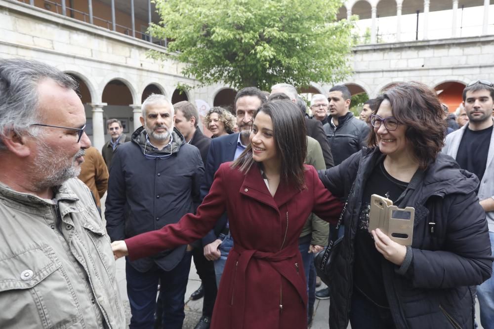 Una cinquantena de persones escridassen Arrimadas a Torroella