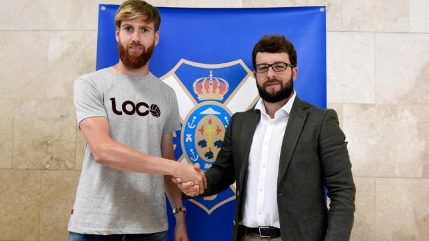 Adrián Ortolá fue recibido ayer en Los Rodeos por el director deportivo del Tenerife, Víctor Moreno.