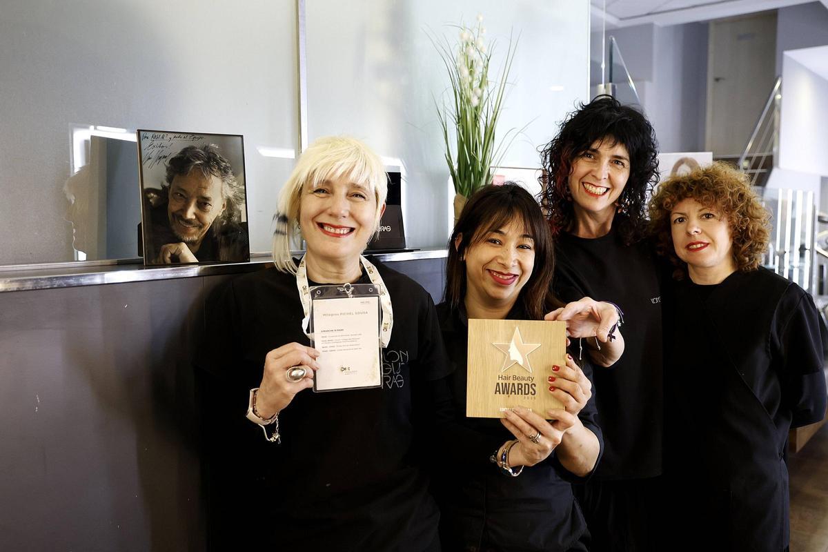 Milagros Pichel con el premio junto a una imagen de Llongueras y tres de sus compañeras en Santiago.