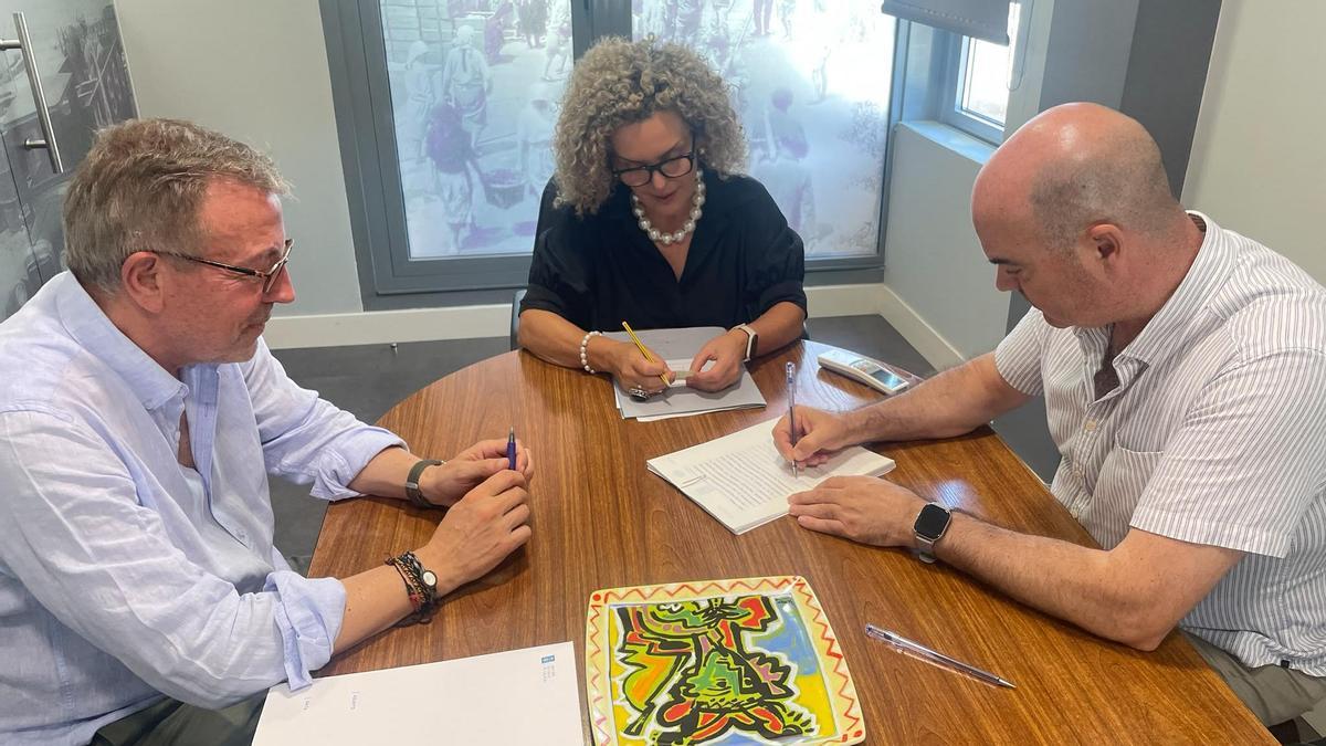 El alcalde de Bueu, Félix Juncal, firma en la notaría la cesión de los tres solares de As Lagoas a Vipugal para la promoción de vivienda pública.