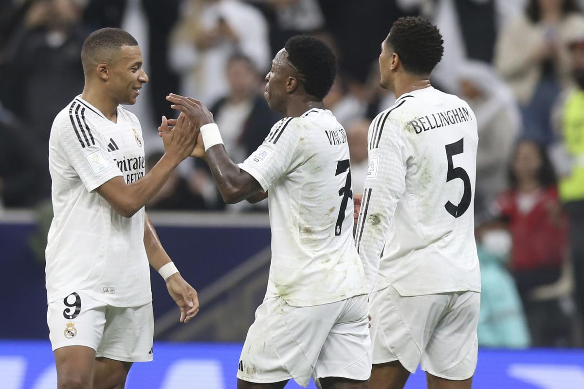 Vinicius y Bellingham felicitan al Mbappé tras su gol contra el Pachuca.