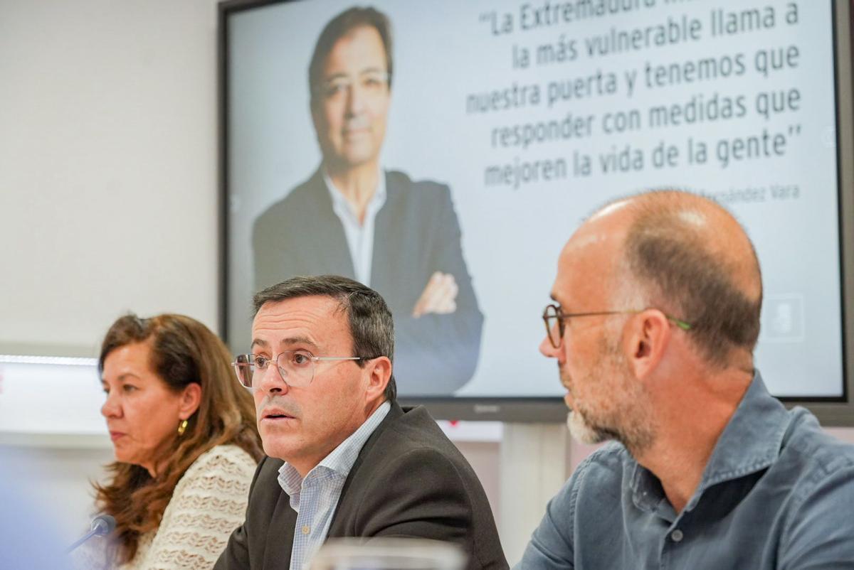 El secretario general del PSOE, en la rueda de prensa tras la Ejecutiva Regional de este miércoles.