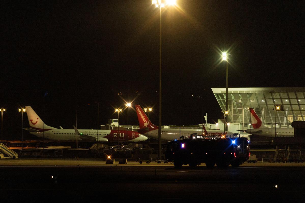 Cierra el aeropuerto de Palma por la presencia de pasajeros en las pistas.