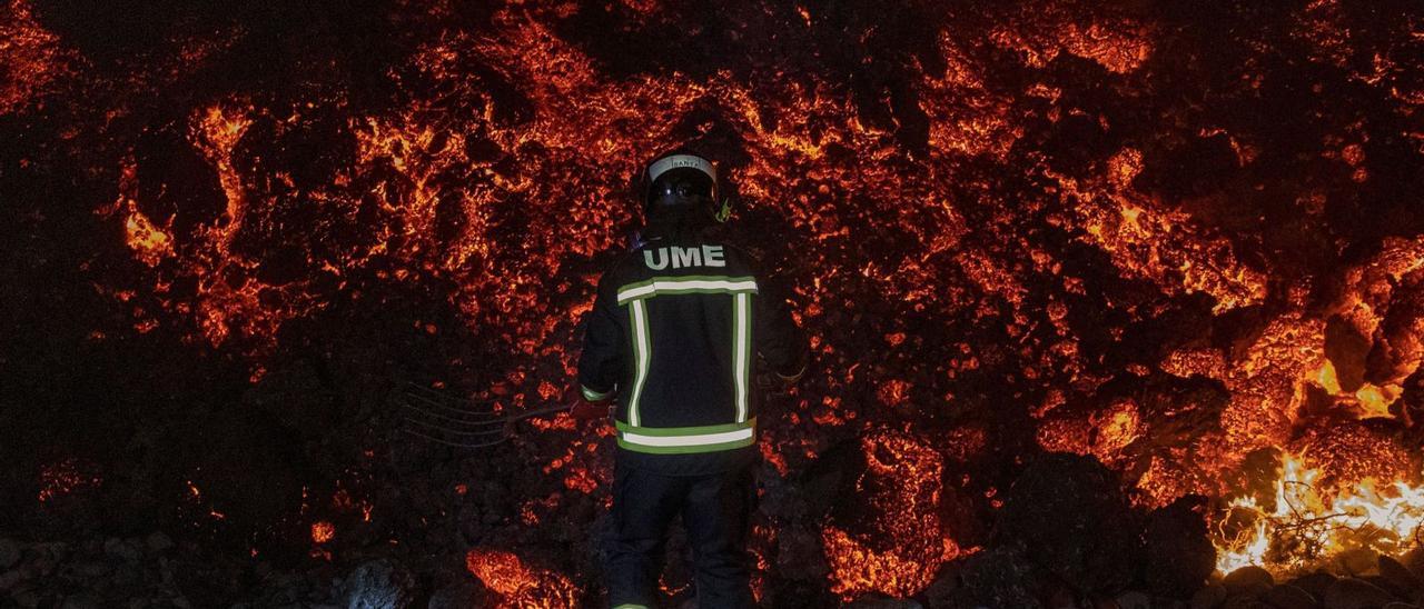 Un miembro de la Unidad Militar de Emergencias (UME) se acerca al frente de la colada 2, en la zona de la playa de Los Guirres (Tazacorte), adonde llegó el pasado martes.