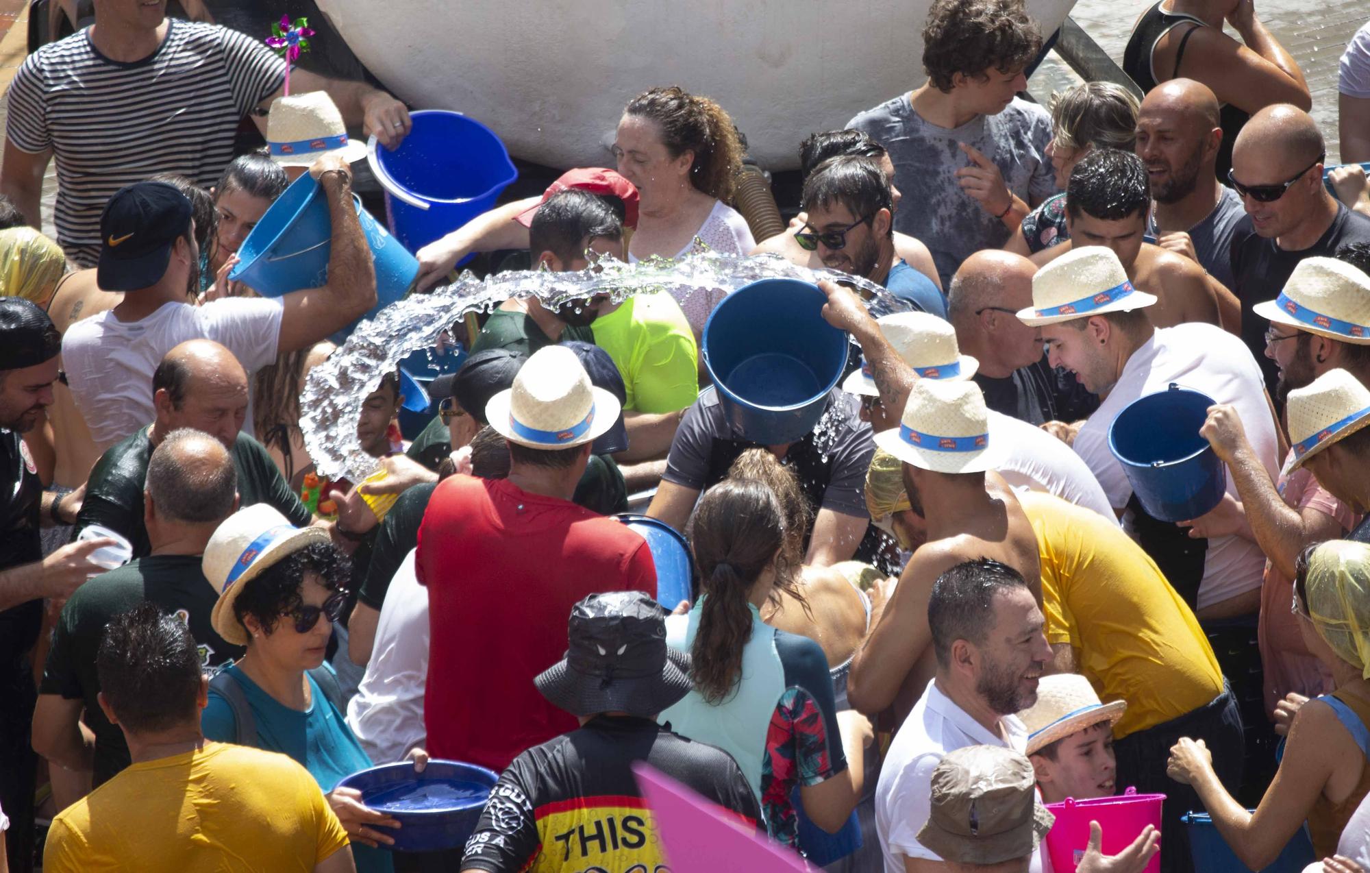 Más de 80.000 litros de agua bañan La Torre de les Maçanes