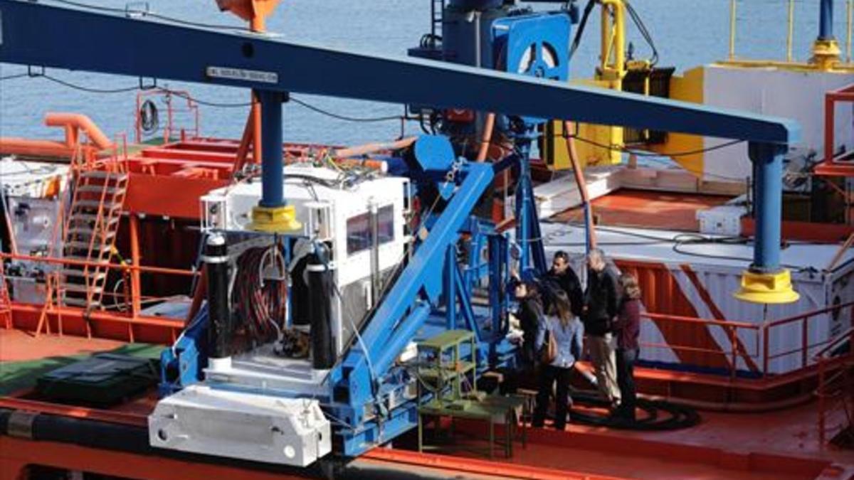 Preparación del robot submarino 'ROV Comanche' en la cubierta del 'Clara Campoamor', ayer.