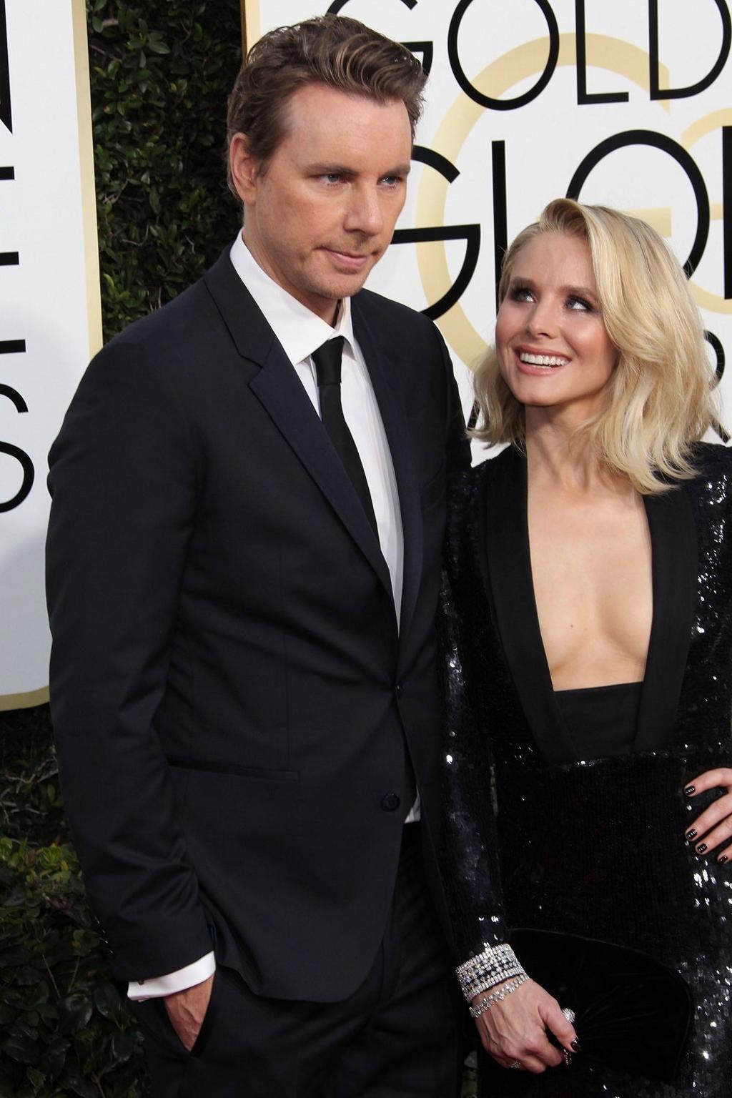 Kristen Bell y su marido, Dax Shepard en los Globos de Oro