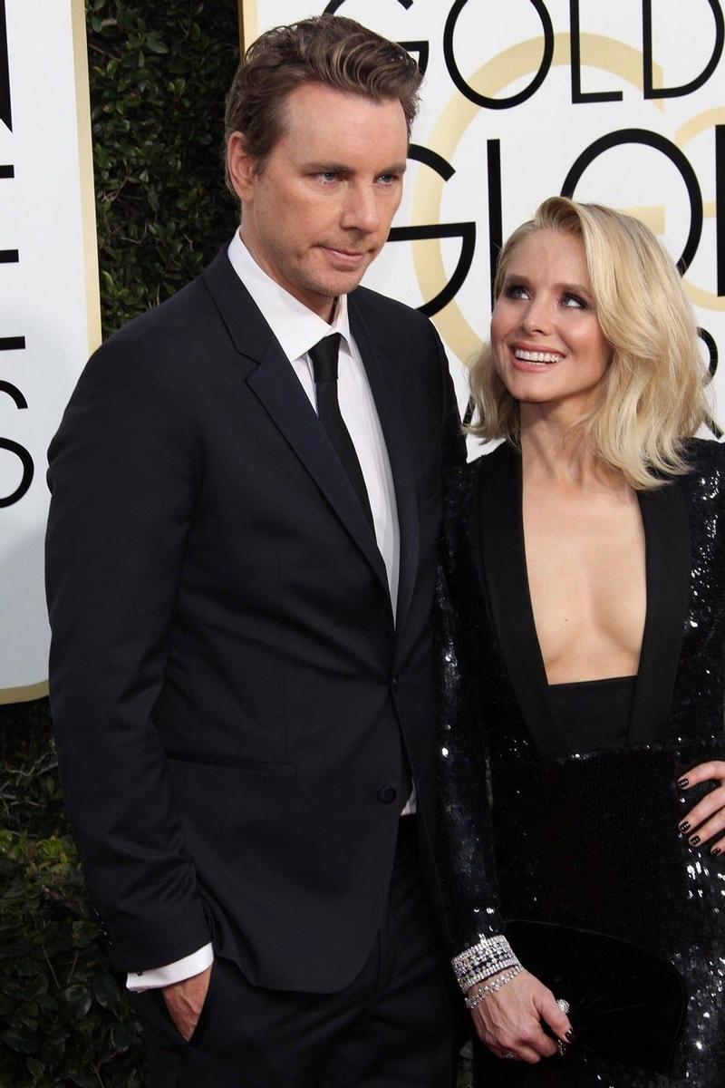 Kristen Bell y su marido, Dax Shepard en los Globos de Oro