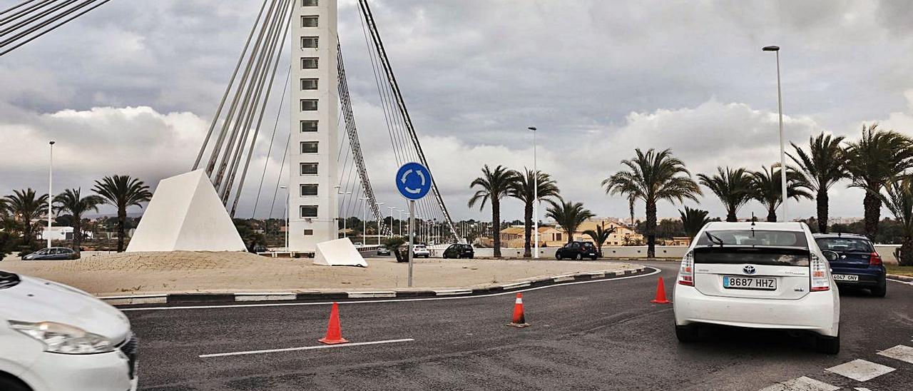 Aspecto de la rotonda de acceso al Pont del Bimil.lenari, en Elche, ayer.