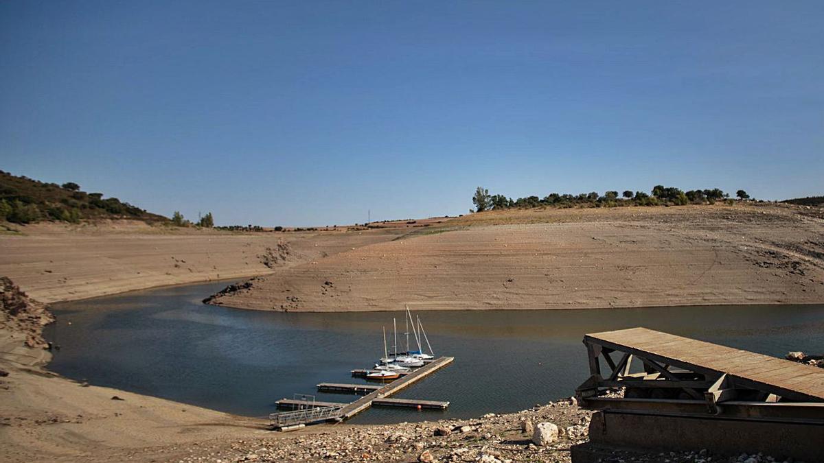 Un pantalán del embalse de Ricobayo sobre la poca agua existente.