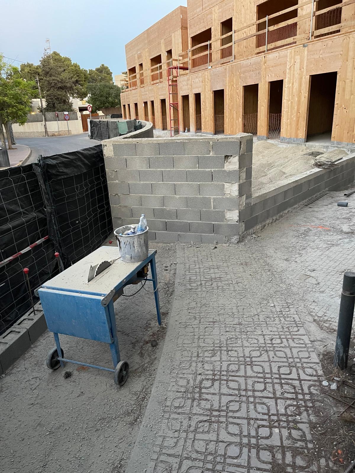 Amplitud que ocupa el muro construido sobre la antigua acera.