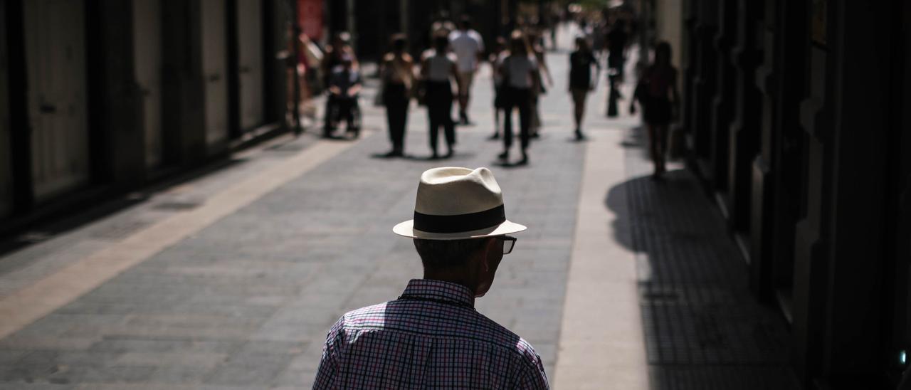 Un hombre pasea bajo el sol de mediodía en la céntrica calle Castillo, en Santa Cruz de Tenerife.