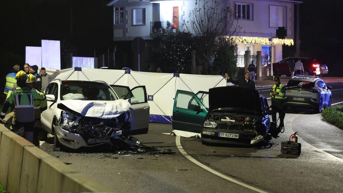 Dos jóvenes muertos y una herida grave en un choque frontal entre dos coches en Marín.